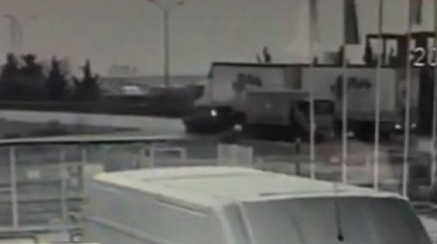 Tuzla&rsquo;da Otomobil Tıra &Ccedil;arptı: 2 Yaralı