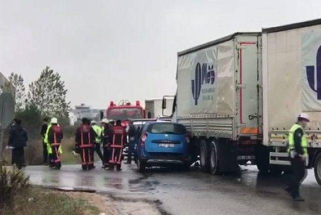 Tuzla’da Otomobil Tıra Çarptı: 2 Yaralı