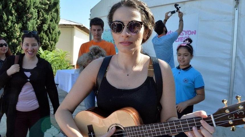 Ezo Sunal, Gitar &Ccedil;aldı; &Ccedil;ocuklarla Şarkılar S&ouml;yledi