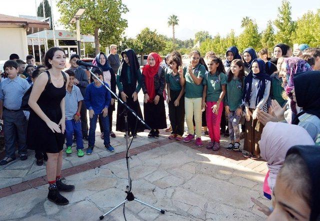 Ezo Sunal, Gitar Çaldı; Çocuklarla Şarkılar Söyledi