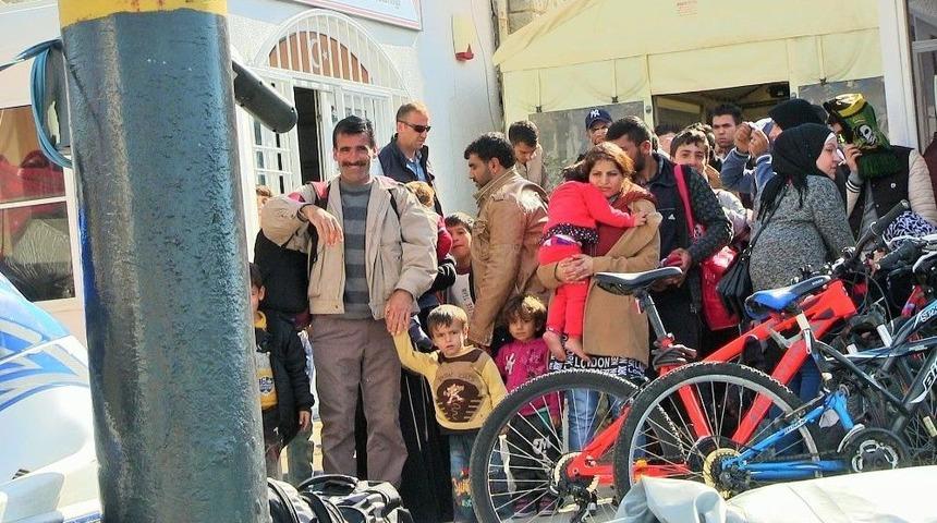 Şişme Lastik Bot İle Ka&ccedil;arken Yakalandılar