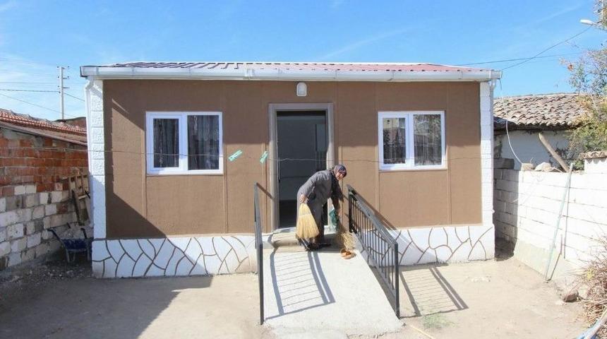 Depremzedeler İ&ccedil;in Prefabrik Evler Yapıldı