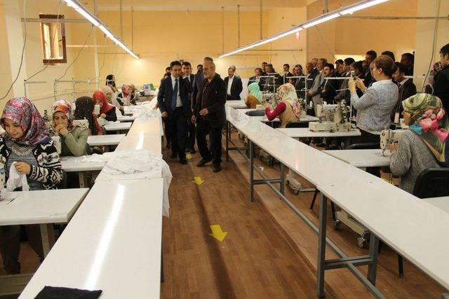 Çaldıran’da Tekstil Atölyesi Açıldı