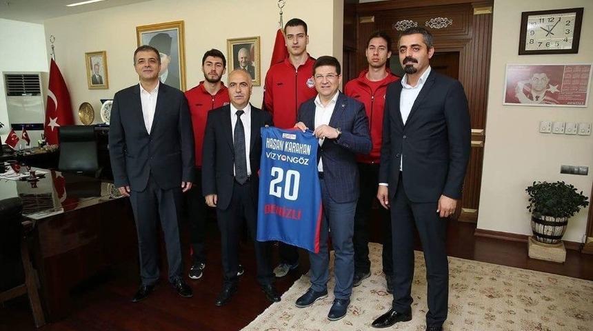 Vali Karahan&rsquo;a Forma Hediye Edildi