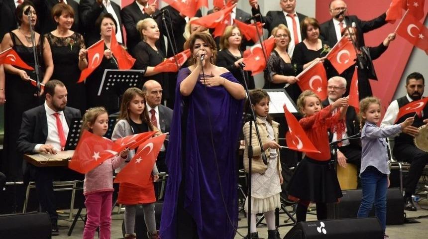 Manisa B&uuml;y&uuml;kşehir Tsm Korosunun Cumhuriyet Konseri B&uuml;y&uuml;ledi