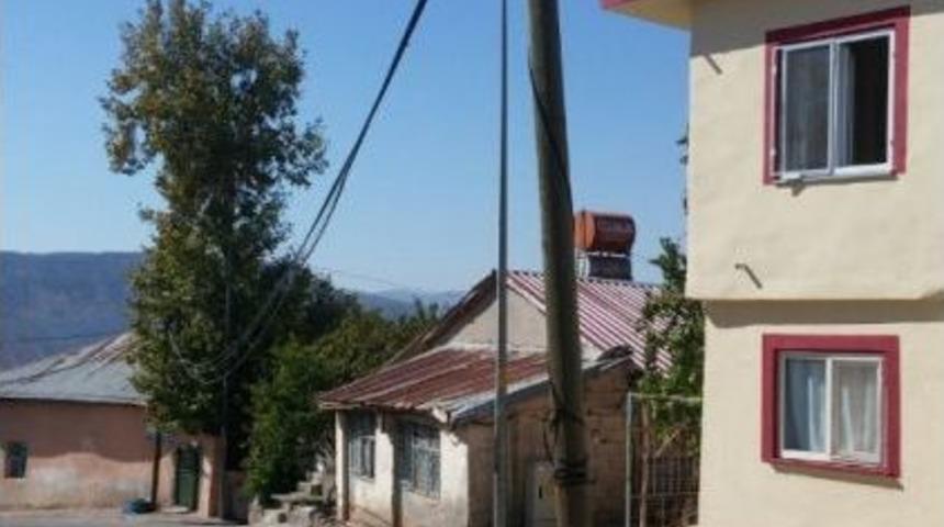 Yol Ortasında Telefon Direği