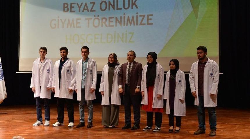 Sa&uuml;&rsquo;de Tıp &Ouml;ğrencileri Beyaz &Ouml;nl&uuml;k Giydi