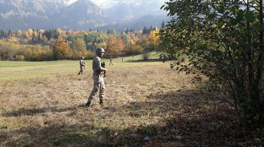 Şavşat&rsquo;ta Askerler Kaybolan 80 Yaşındaki Sahil Dede&rsquo;yi Arıyor