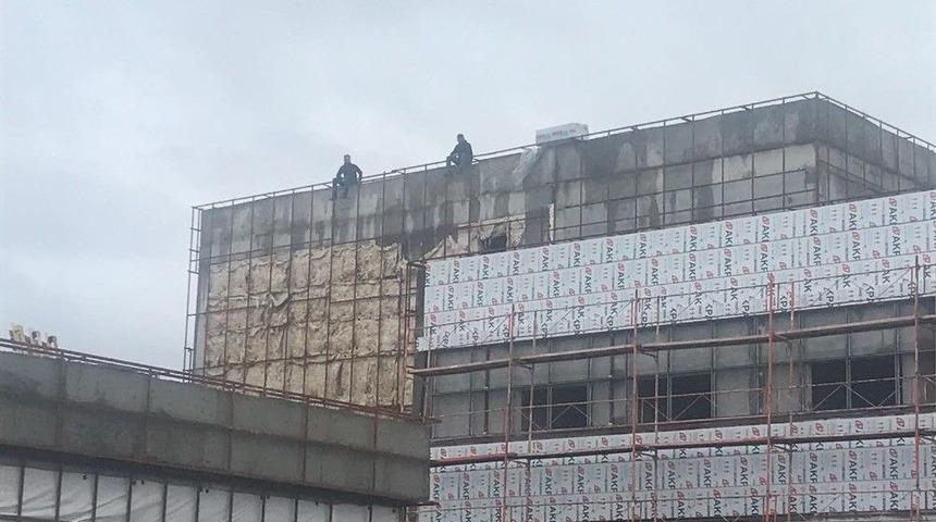 Paralarını Alamadıklarını İddia Eden İş&ccedil;iler &Ccedil;atıya &Ccedil;ıktı