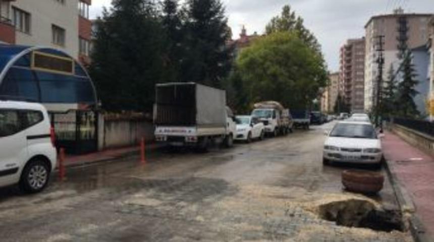 Sokakta Giderken Oluşan &Ccedil;ukura D&uuml;ş&uuml;p Yaralandı