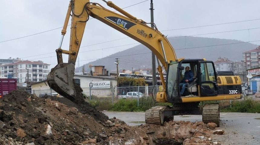 Yağmur Suyu Hattı &Ccedil;alışmaları Devam Ediyor