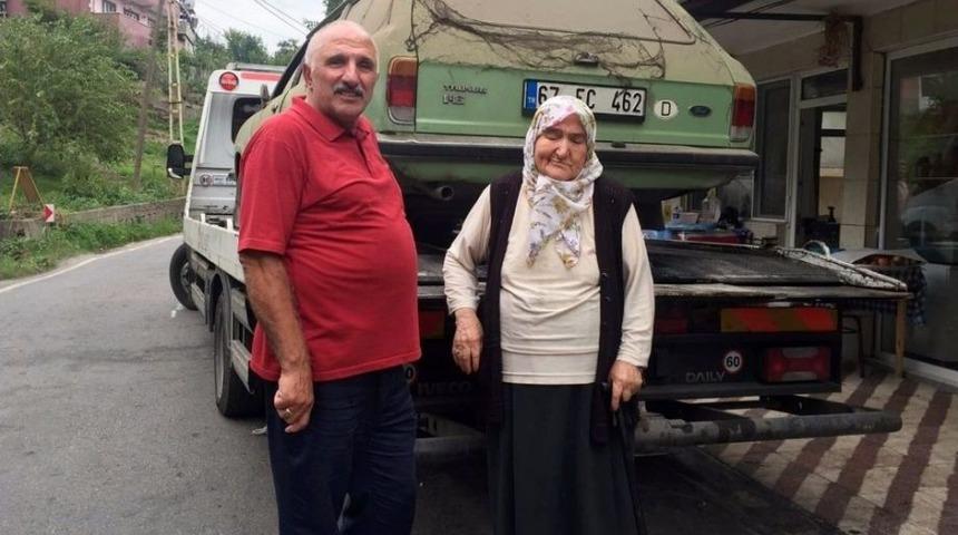 Emine Teyze&rsquo;nin Bağışladığı Otomobil Kızılay Yararına 10 Bin Tl&rsquo;ye Satıldı