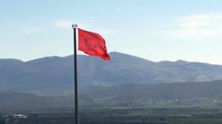 Hatay&rsquo;daki 12. Hawk Batarya Komutanlığına Dev T&uuml;rk Bayrağı Asıldı