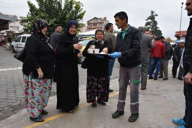 Bigadiç’te Vatandaşa Ücretsiz Süt Dağıtıldı