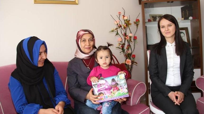 Nilg&uuml;n Azizoğlu&rsquo;ndan Oltulu Şehit Eşine Ziyaret