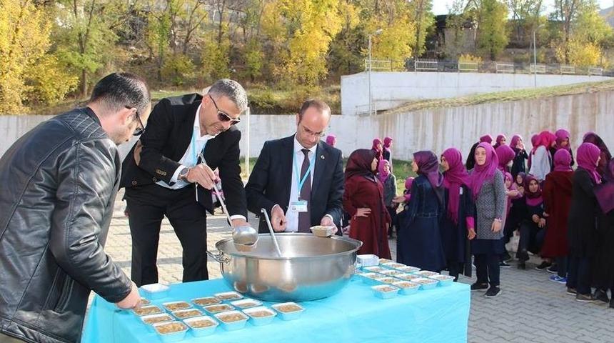 İmam Hatipli Kızlara Aşure İkramı