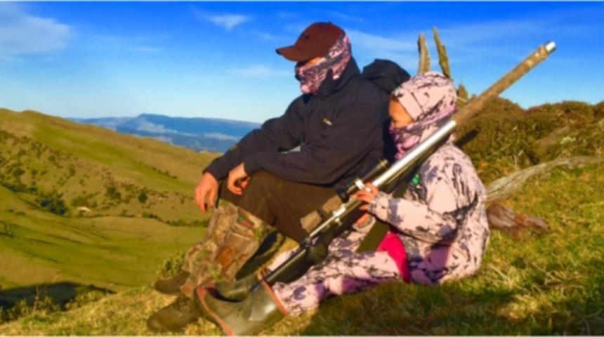 K&uuml;&ccedil;&uuml;k Kızına Avladığı Geyiğin Kalbini &Ccedil;iğ &Ccedil;iğ Yediren Baba