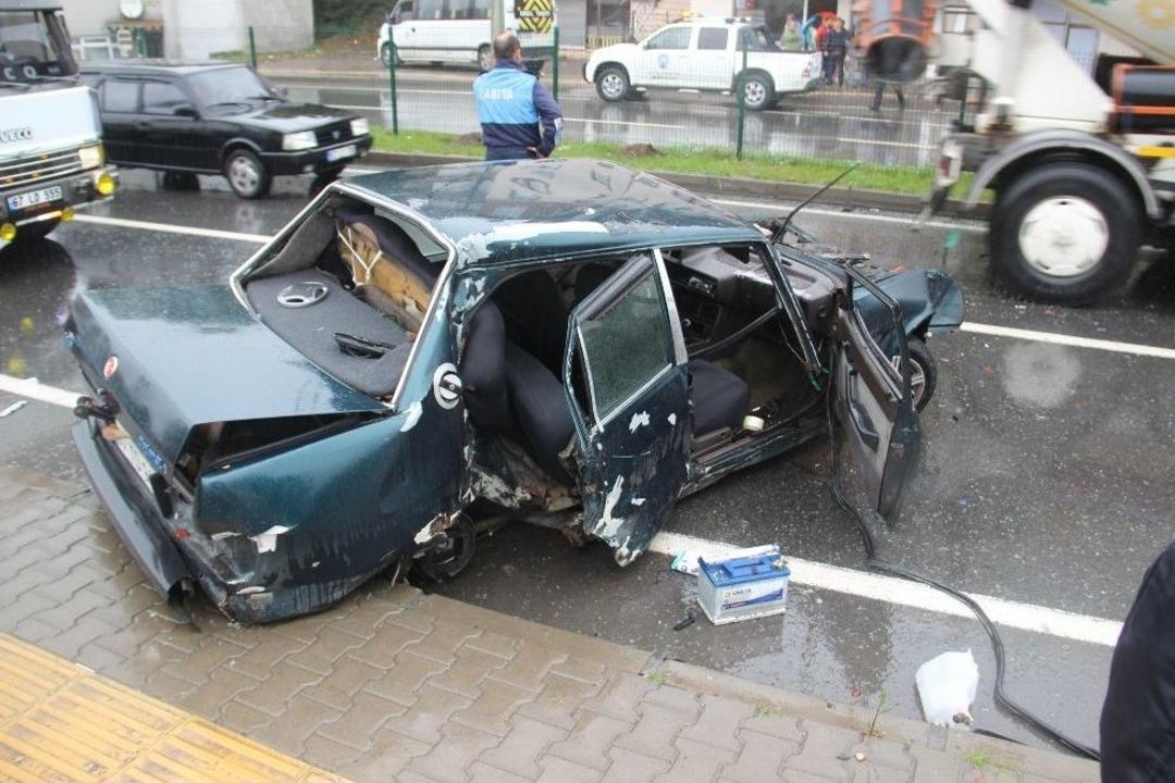 Direğe &Ccedil;arpan Otomobil Hurdaya D&ouml;nd&uuml;: 4 Yaralı