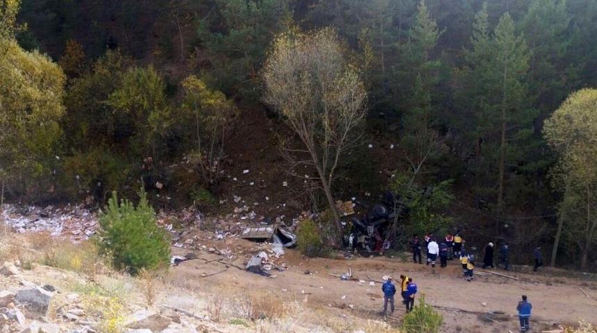 Meyve Y&uuml;kl&uuml; Tır Dereye Yuvarlandı: 1 &Ouml;l&uuml;, 1 Yaralı