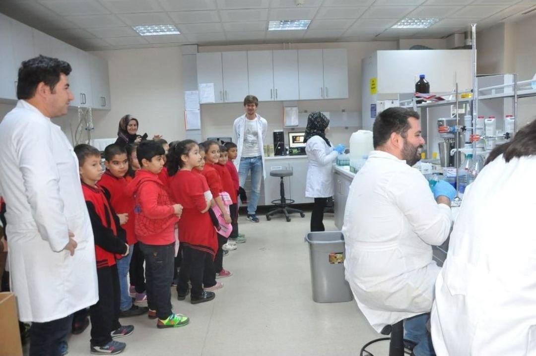 D&uuml;zce Işık İlkokulu &Ouml;ğrencilerinden D&uuml;zce &Uuml;niversitesi&rsquo;ne Ziyaret