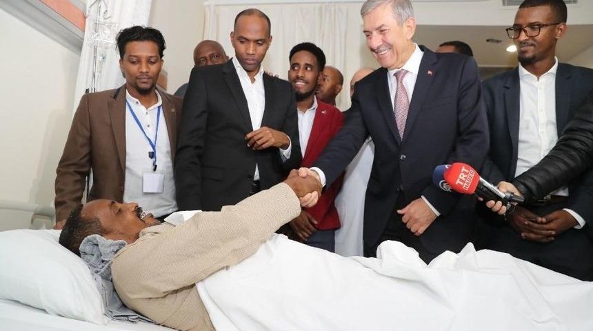 Sağlık Bakanı Demircan, Somalili Yaralıları Ziyaret Etti