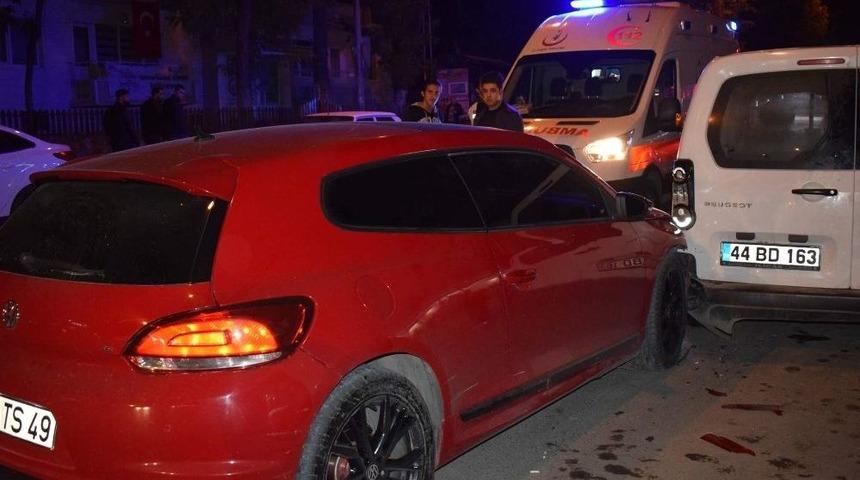 Otomobil Park Halindeki Ara&ccedil;lara &Ccedil;arptı: 1 Yaralı