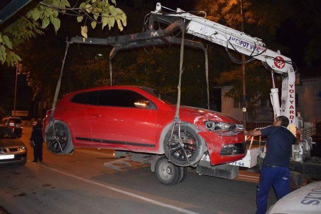 Otomobil Park Halindeki Ara&ccedil;lara &Ccedil;arptı: 1 Yaralı 1