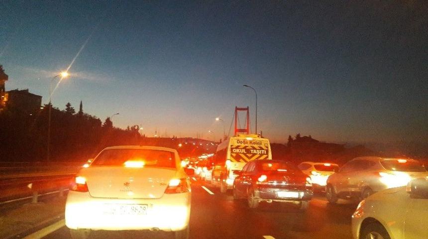 15 Temmuz Şehitler K&ouml;pr&uuml;s&uuml;nde Kaza: Trafik Durma Noktasına Geldi