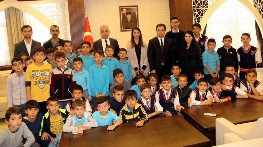 İstanbul Gezisinde D&ouml;nen &Ouml;ğrencilerden Vali Toprak&rsquo;a Ziyaret