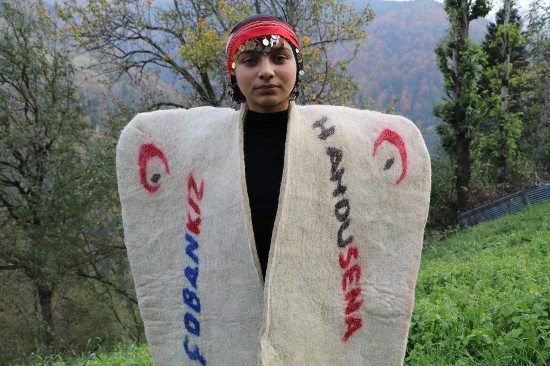 &Ccedil;oban Kız Hamdu Sena 29 Ekim Resepsiyonu&rsquo;nda Ne Giyeceğine Karar Verdi