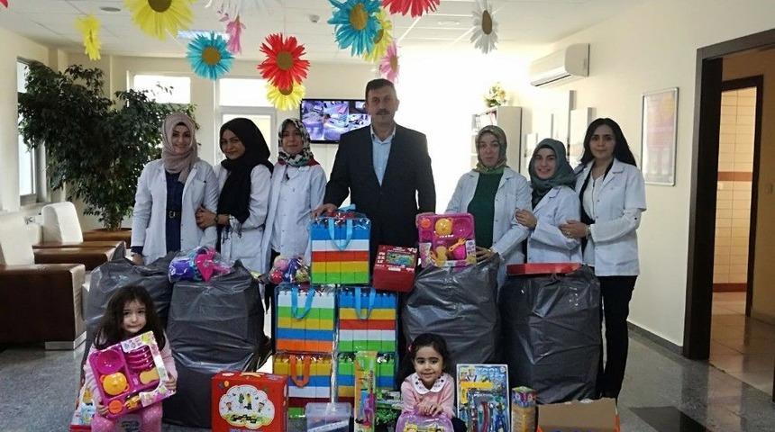 Başkan &Ccedil;etin, Nezaket Okulu &Ouml;ğrencilerine Oyuncak Hediye Etti