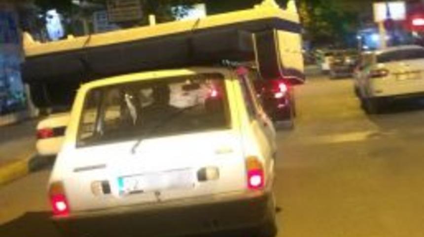 &Uuml;zerindeki &Ccedil;ekyatla Trafikte Seyreden Otomobil Şaşırttı