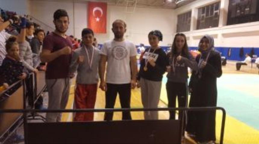 Kick Bokscular Madalya İle D&ouml;nd&uuml;