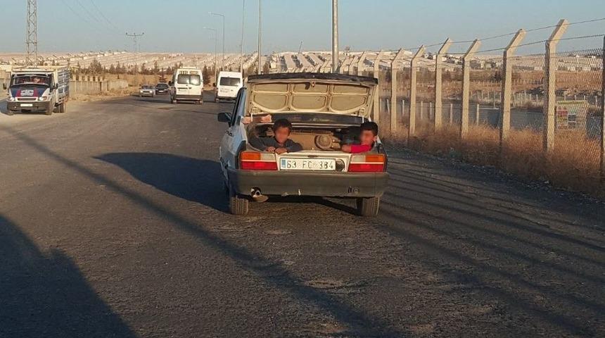 Çocukların Otomobil Bagajındaki Tehlikeli Yolculuğu Kamerada