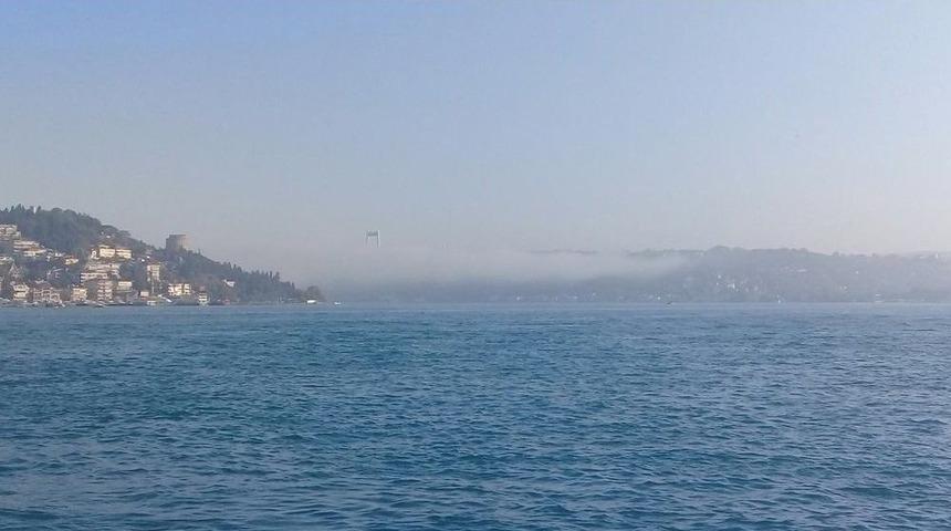 İstanbul Boğazı&rsquo;nda Sis Manzarası G&ouml;renleri Mest Etti
