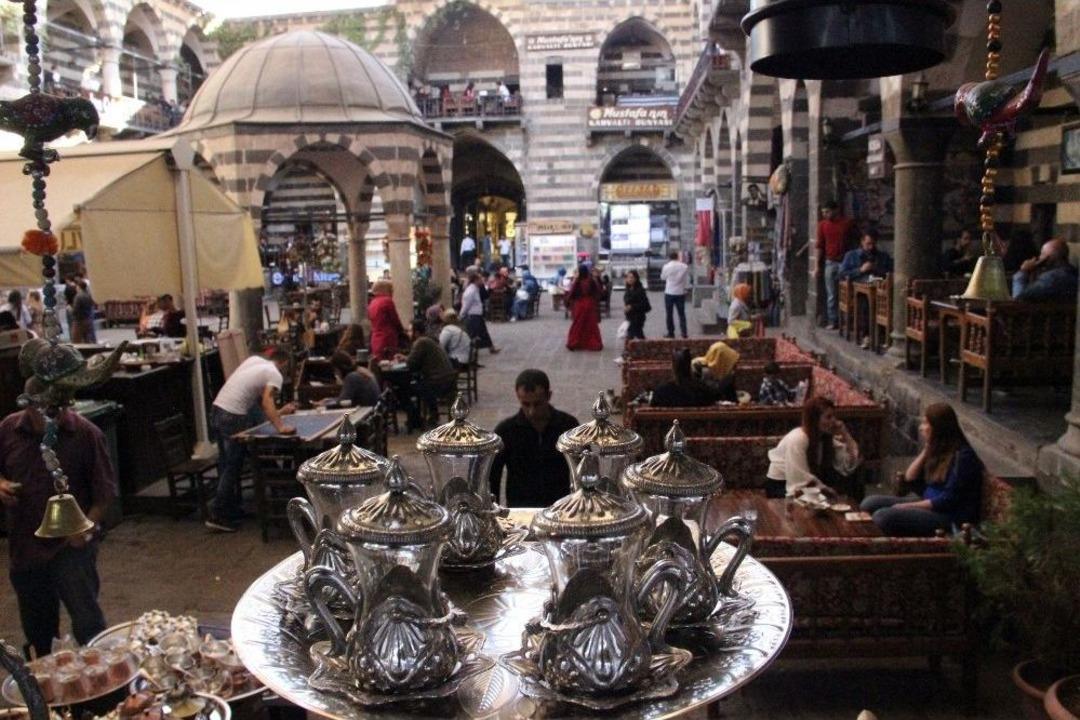 Sur&rsquo;da İşler A&ccedil;ılıyor, Tarihi Han Avm&rsquo;lerle Yarışıyor