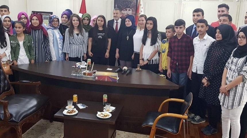 İstanbul Emniyet M&uuml;d&uuml;r&uuml; &Ccedil;alışkan&rsquo;dan &Ouml;ğrencilere Jest