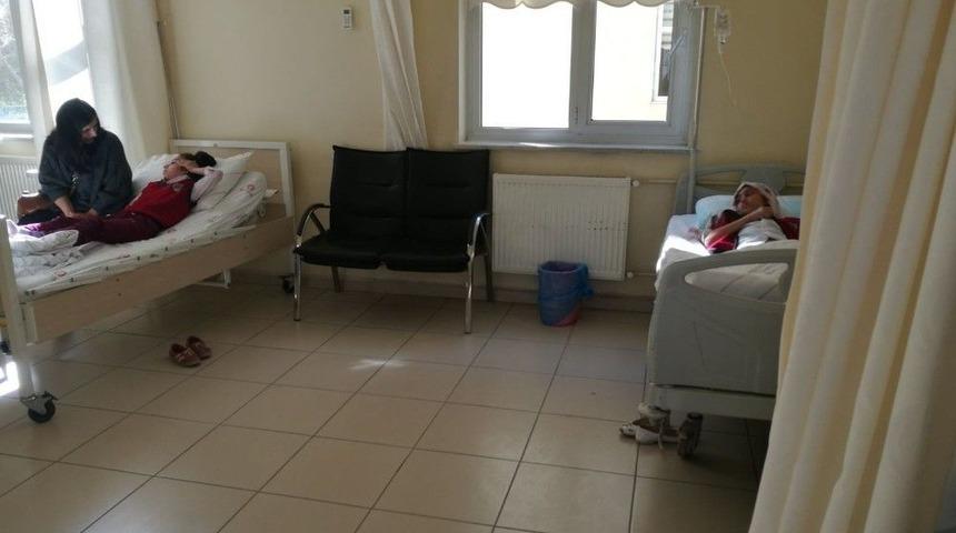 Öğrenci Servisi İle Otomobil Çarpıştı: 12 Yaralı