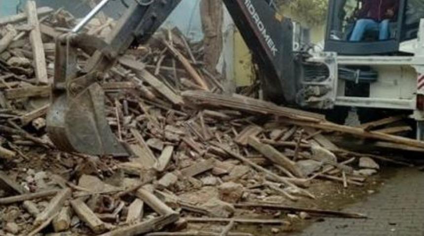 Pazaryeri&rsquo;nde Tehlike Arz Eden Binalar Yıkılıyor