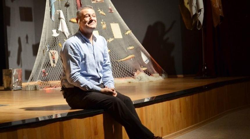 Usta Oyunca Levent &Uuml;z&uuml;mc&uuml; Tek Kişilik Oyunuyla Didimlilerle Buluştu