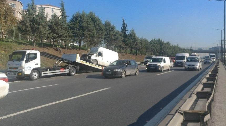 Tem Otoyolu&rsquo;nda Kontrolden &Ccedil;ıkan Kamyonet Bariyerlere &Ccedil;arptı