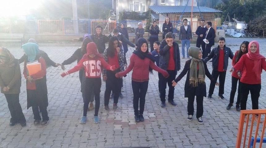 Sağlıklı Yaşam İ&ccedil;in &Ouml;ğrenciler Her Sabah Spor Yapıyor