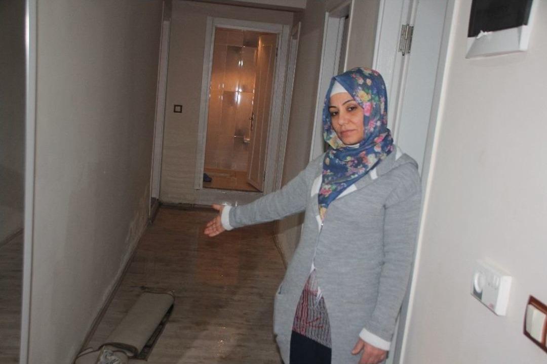 Binbir G&uuml;&ccedil;l&uuml;kle Aldığı Evini Lağım Suyu Bastı