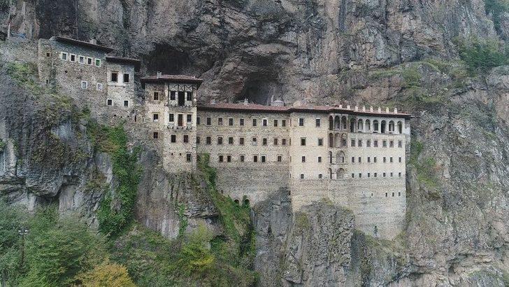 Sümela Manastırı’nda Tartışmalara Neden Olan Restorasyon Çalışmalarını İha Görüntüledi G5