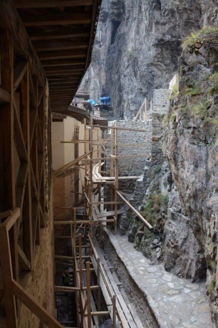 Sümela Manastırı’nda Tartışmalara Neden Olan Restorasyon Çalışmalarını İha Görüntüledi G1