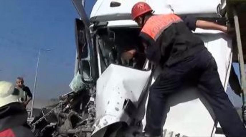 Hafriyat Kamyonu Şof&ouml;r&uuml; Sıkıştığı Yerde Sigara İ&ccedil;meye Devam Etti