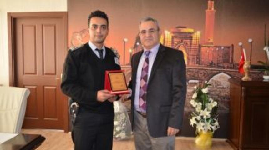 Duyarlı G&uuml;venlik G&ouml;revlisine Teşekk&uuml;r Plaketi