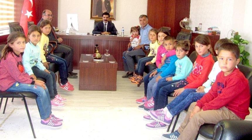 Kaymakam Bağlı Suriyeli &Ccedil;ocukların Y&uuml;z&uuml;n&uuml; G&uuml;ld&uuml;rd&uuml;