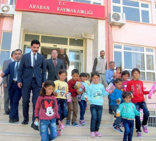 Kaymakam Bağlı Suriyeli Çocukların Yüzünü Güldürdü