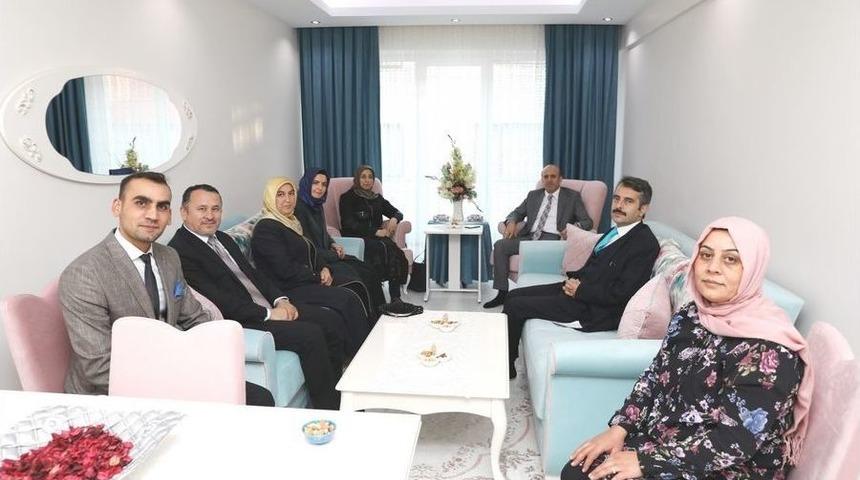 Vali &Ccedil;ift&ccedil;i Şehit Ailelerine Konuk Oldu